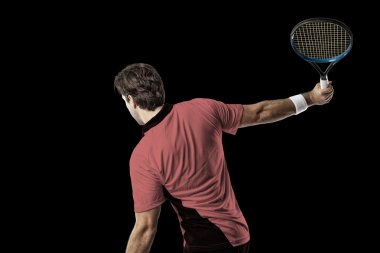 Pembe gömlek ile tenis oyuncusu.