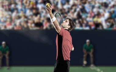 Pembe gömlek ile tenis oyuncusu.