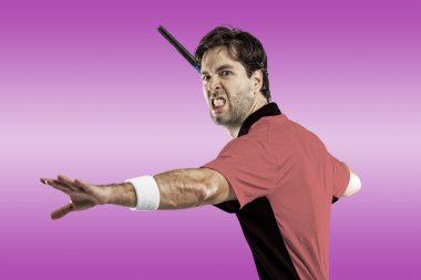 Pembe gömlek ile tenis oyuncusu.