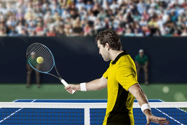 Jugador de tenis con camisa amarilla . —  Fotos de Stock