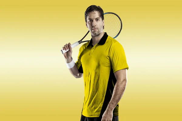Sarı bir gömlek ile tenis oyuncusu. — Stok fotoğraf