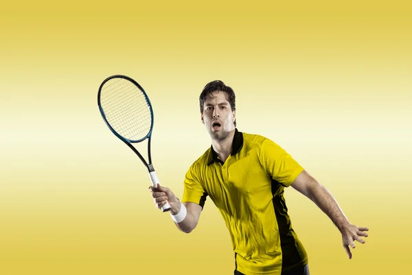 Tenisista z żółtą koszulkę. — Zdjęcie stockowe