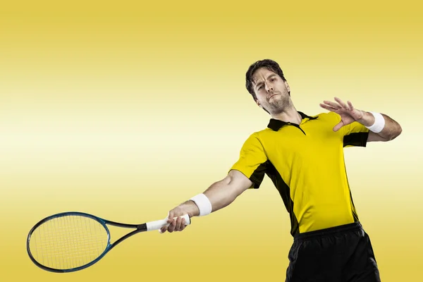 노란 셔츠와 함께 테니스 선수. — 스톡 사진