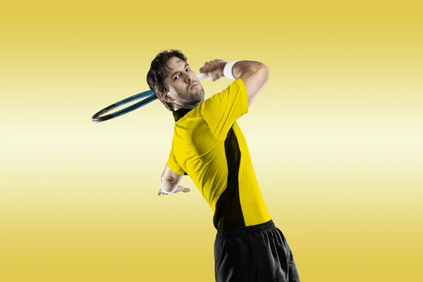 Joueur de tennis avec une chemise jaune . — Photo