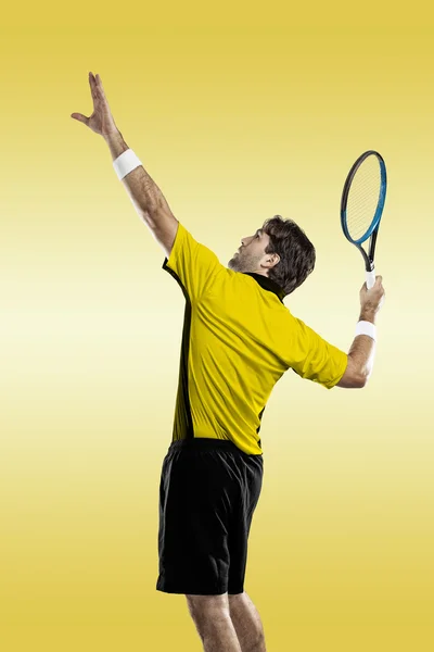 Joueur de tennis avec une chemise jaune . — Photo