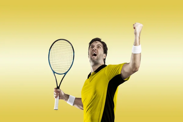 Joueur de tennis avec une chemise jaune . — Photo