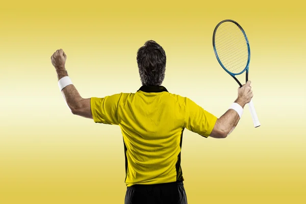 Joueur de tennis avec une chemise jaune . — Photo