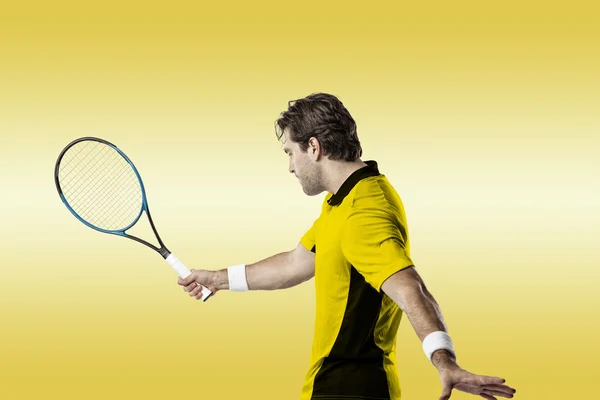 Giocatore di tennis con camicia gialla . — Foto Stock