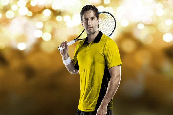 Tennisspeler met een gele overhemd. — Stockfoto