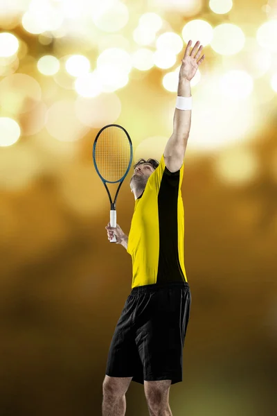 Jugador de tenis con camisa amarilla . — Foto de Stock