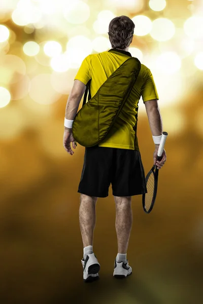 Jugador de tenis con camisa amarilla . — Foto de Stock