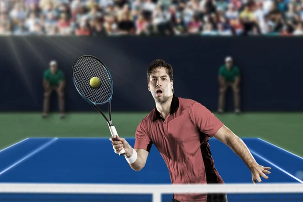 Jugador de tenis con camisa rosa . — Foto de Stock