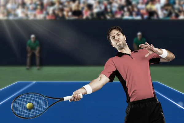 Jugador de tenis con camisa rosa . —  Fotos de Stock