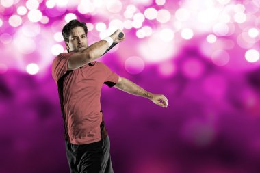 Pembe gömlek ile tenis oyuncusu.