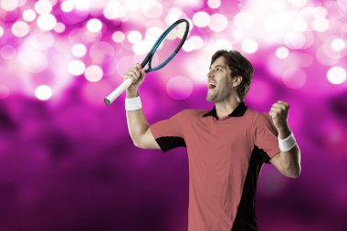 Pembe gömlek ile tenis oyuncusu.