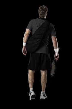 Siyah tişört ile tenis oyuncusu.