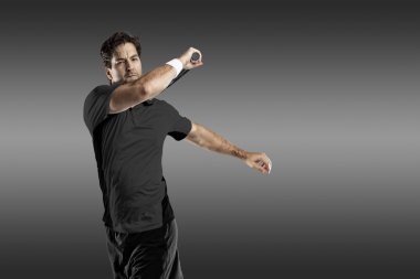 Siyah tişört ile tenis oyuncusu.