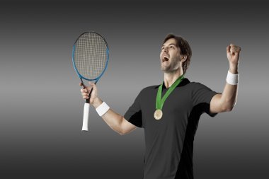 Siyah tişört ile tenis oyuncusu.