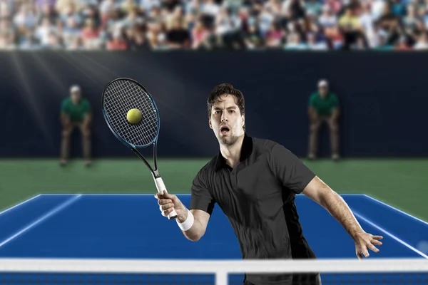 Giocatore di tennis con camicia nera . — Foto Stock