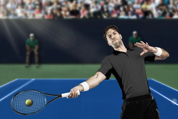 Tennisspieler mit schwarzem Hemd. — Stockfoto