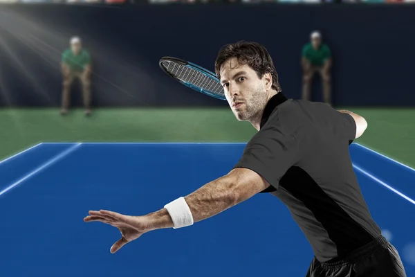 Tennisspieler mit schwarzem Hemd. — Stockfoto