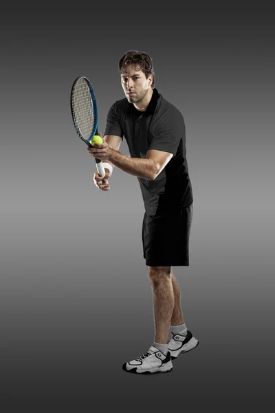 Tenisista z czarną koszulę. — Zdjęcie stockowe