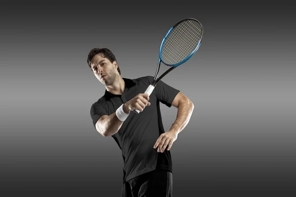 网球运动员与一件黑色衬衫. — 图库照片