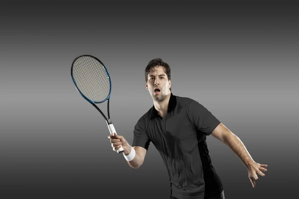 Jogador de tênis com camisa preta . — Fotografia de Stock