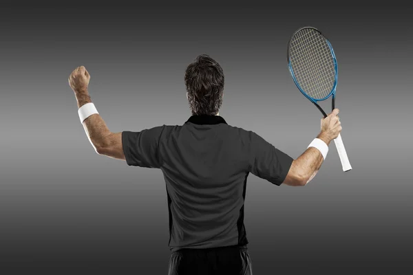 Tennisspeler met een zwart shirt. — Stockfoto