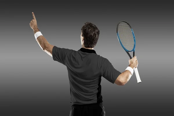 Tennisspelare med en svart tröja. — Stockfoto