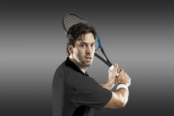 Joueur de tennis avec une chemise noire . — Photo