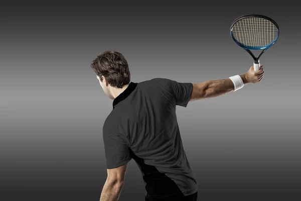 Jogador de tênis com camisa preta . — Fotografia de Stock