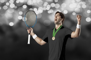 Siyah tişört ile tenis oyuncusu.