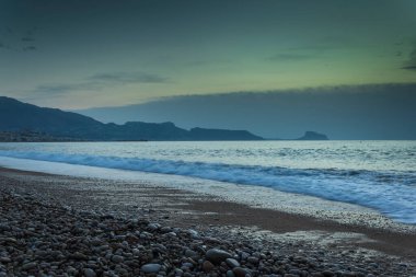 Albir sahilinde gün doğumu soğuk renklerde bir gün içinde Alicante, İspanya.