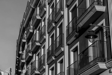 Alcoi, Alicante, İspanya 'da bir sürü balkon bulunan eski bir ev manzarası.