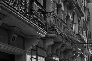 Alcoi, Alicante, İspanya 'da balkonlu eski bir ev manzarası.