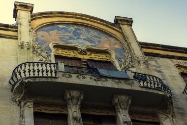 Alcoi, Alicante, İspanya 'da geniş bir balkonu olan eski bir evin dış görünüşü.