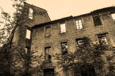 Alcoi, Alicante, İspanya 'daki nehir yatağında terk edilmiş eski fabrika..