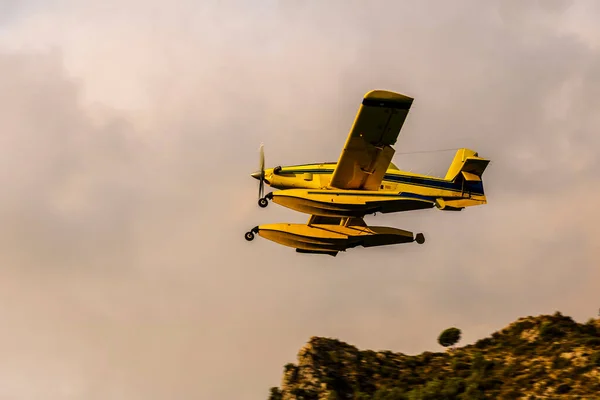 スペインのアリカンテにあるグアダレスト貯水池から離陸する消防飛行機 — ストック写真
