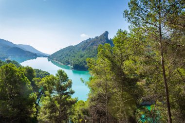 Güneşli bir günde Guadalest bataklığı Suda yansımalarla, Alicante, İspanya.