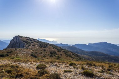 Aitana dağının tepesinden Alicante sahili manzarası.