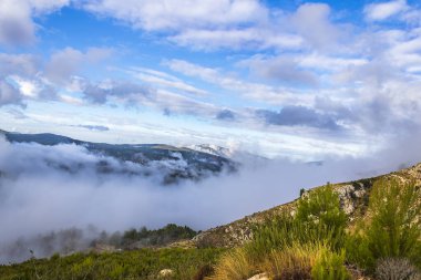 Confrides dağları, bir sabah alçak sis ve bulutlarla limana çıkar, Alicante..
