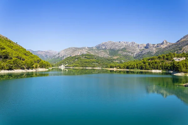 Pântano Guadalest Dia Ensolarado Com Reflexos Água Alicante Espanha — Fotografia de Stock