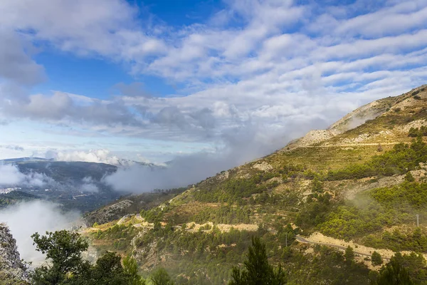Confrides Montanhas Porto Pela Manhã Dia Com Nevoeiro Baixo Nuvens — Fotografia de Stock