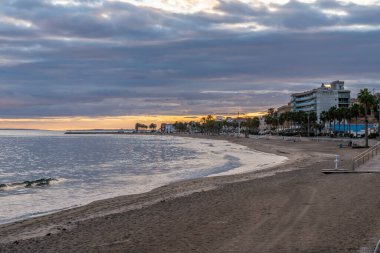 Bulutlu bir günde gün batımında Villajoyosa plajı, Alicante, İspanya.