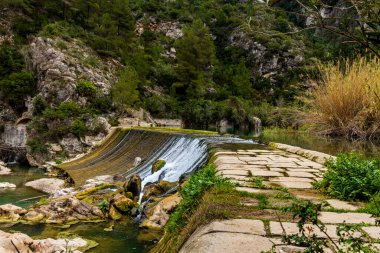 Serpis nehrinde su toplama barajı, eski tren yolunun yanında, Villalonga, Valencia, İspanya.