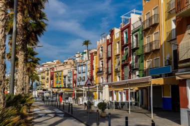 Villajoyosa kasabasının renkli evleri, Haziran 2021, Villajoyosa, Alicante, İspanya.
