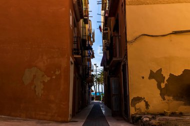 Villajoyosa şehrinin tarihi merkezinde dar bir sokak, Haziran 2021, Villajoyosa, Alicante, İspanya.