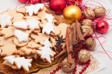 Tarçın ve Noel süslemeleri ile Noel tatlılar