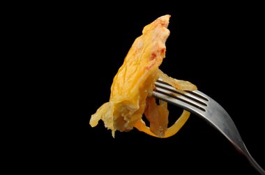 soğan ve peynir bir çatal ile pişmiş et